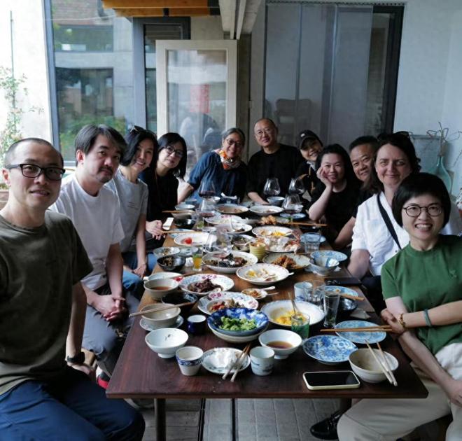到认不出手臂凸一块大包引热议49岁赵薇素颜与好友聚会老